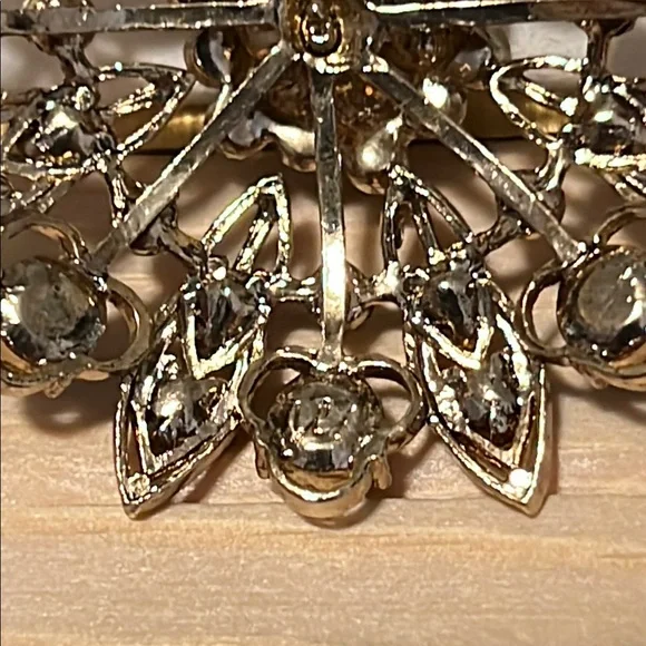 Liz Claiborne Gold and Brown Floral Brooch - Picture 2 of 3